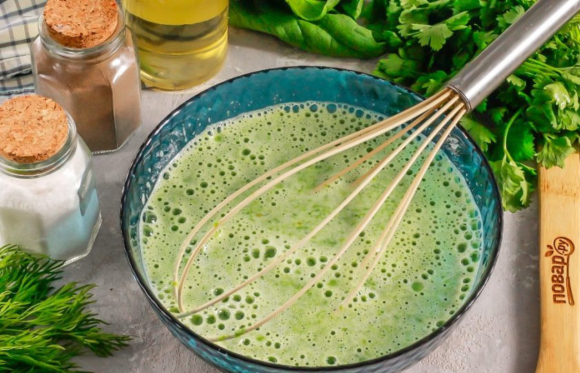 1. Этап. Блинчики шпинатные: Влейте в емкость шпинатный смузи и еще раз перемешайте, чтобы вся жидкость приобрела красивый цвет.