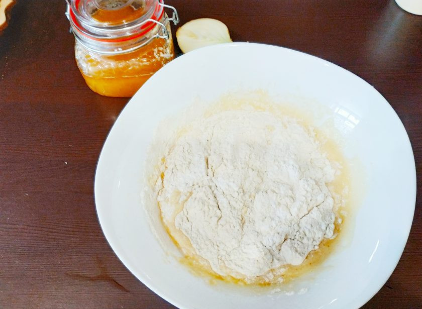 1. Этап. Печеночный кекс: Добавьте молоко, муку, разрыхлитель и щепотку соли. Перемешайте все до однородности.