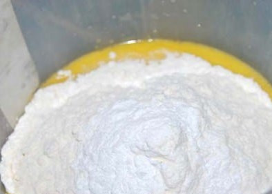 1. Этап. Бисквит с сухофруктами: Теперь добавляем муку, смешанную с разрыхлителем, и опять взбиваем.