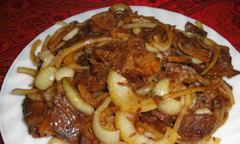 1. Этап. Говядина с маринованным луком: 4. Запекаем при 190 градусах 40 минут, затем сверху фольгу снимаем и держим в духовке до готовности. Приятного аппетита!