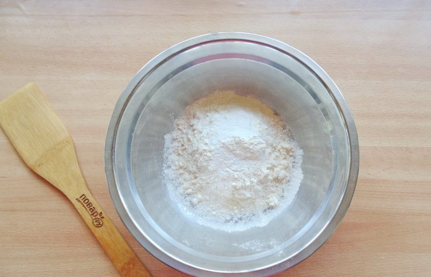 1. Этап. Оладьи с помидорами и сыром: В миску насыпьте муку, соль и разрыхлитель.