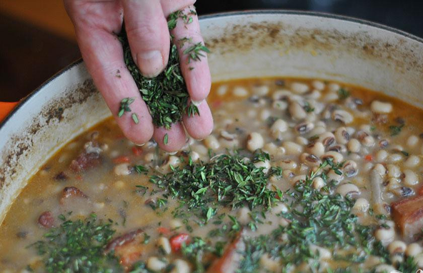 1. Этап. Суп с фасолью и свининой: 4. Когда фасоль полностью размягчится, хорошо приправить суп солью и перцем и добавить измельченный тимьян. Продолжать варить еще пару минут. Подавать суп с нарезанным красным луком и уксусом или перечным соусом на тарелке.