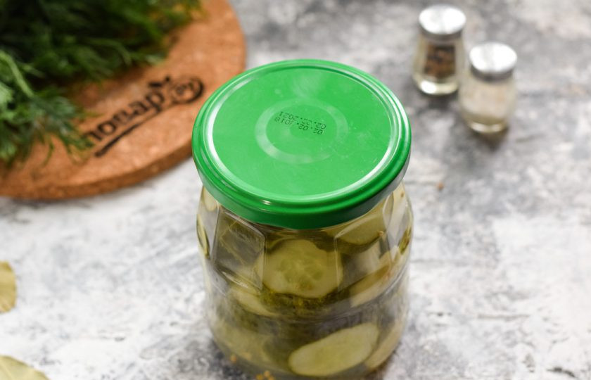 1. Этап. Огурчики по-болгарски на зиму: Герметично закатайте банку стерильной крышкой, переверните аккуратно дном вверх, укутайте теплым одеялом. Оставьте в покое на 24 часа, пока стекло и заготовка полностью остынет.