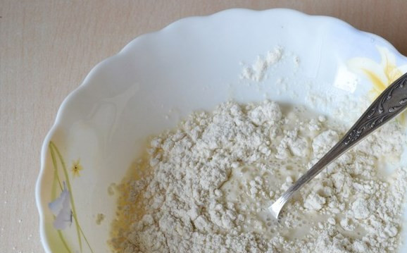1. Этап. Цветная капуста в тесте: Добавляем муку в размере 2 ст. ложек и слегка перемешиваем.