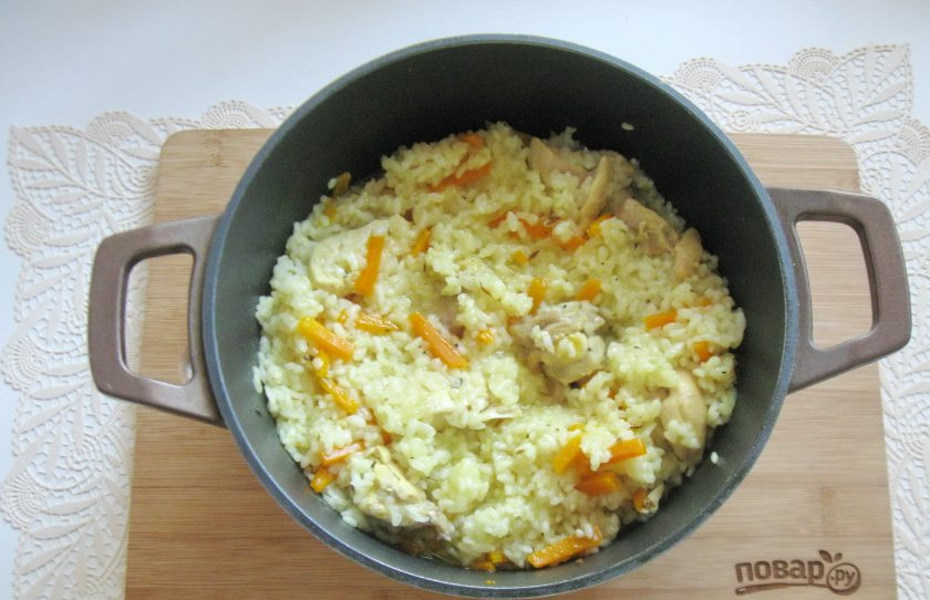 1. Этап. Шилаплави: Накройте кастрюлю крышкой и варите Шилаплави до готовности.