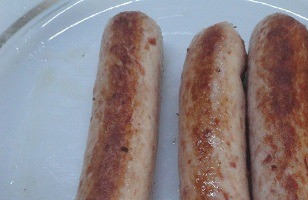 1. Этап. Сосиски в капусте: Сосиски обжарить до румяности. Включите духовку для разогрева на 160-180С.