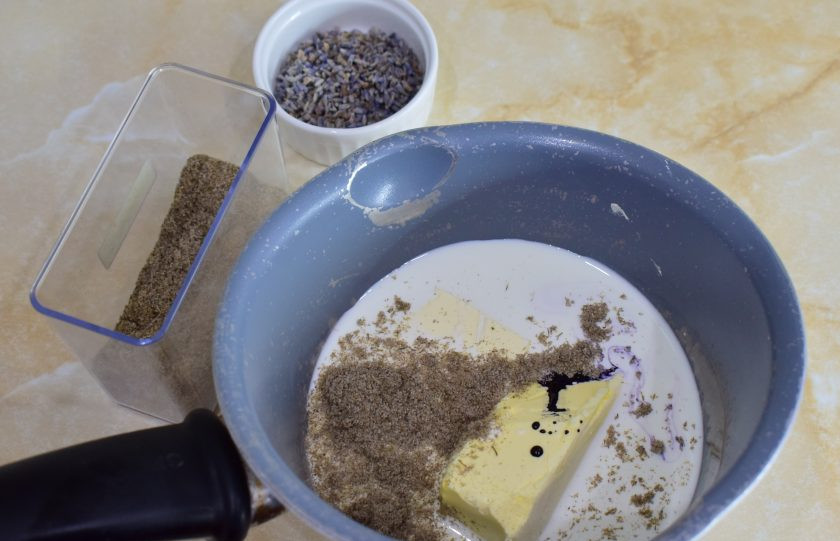 1. Этап. Лавандовые капкейки: Молоко соедините со сливочным маслом. Добавьте краситель. Цветки лаванды измельчите в кофемолке и добавьте в ковш. Поставьте на огонь и доведите до кипения.