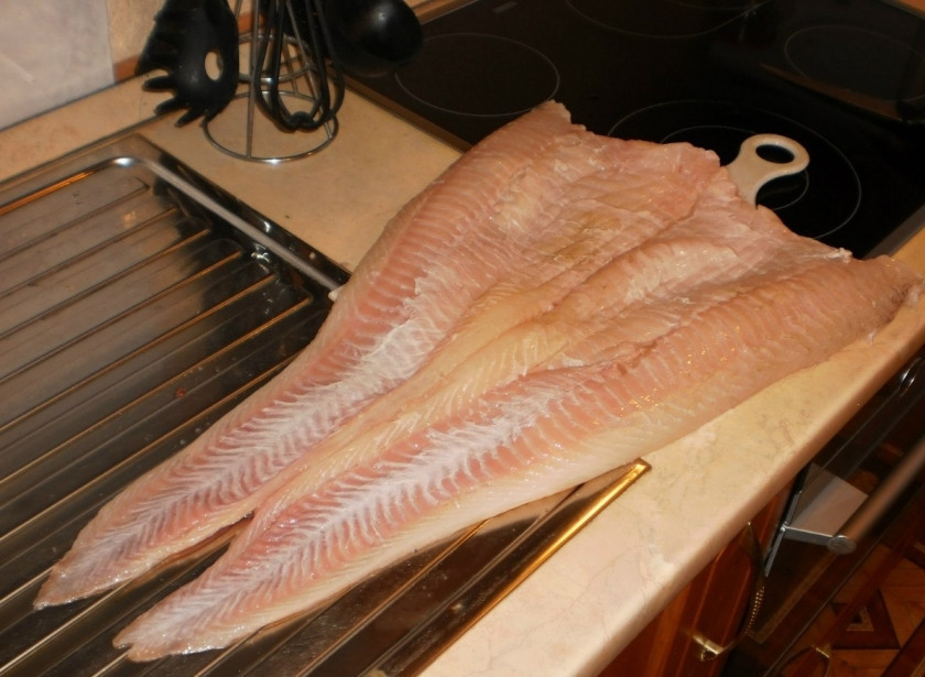 1. Этап. Налим в кляре: Помойте его и просушите бумажной салфеткой.