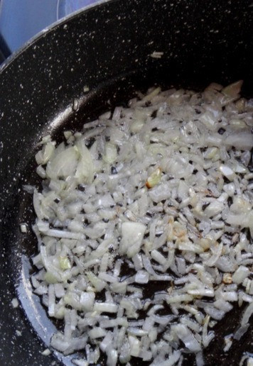 1. Этап. Сливочный булгур с тыквой: Обжарить лук на масле.