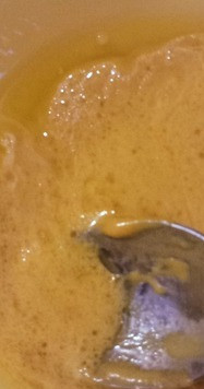 1. Этап. Салат из сардин и сельдерея: В крупной салатнице смешать оливковое масло, горчицу, цедру лимона и лимонный сок. Посолить, поперчить.