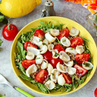 Салат из киноа с кальмарами