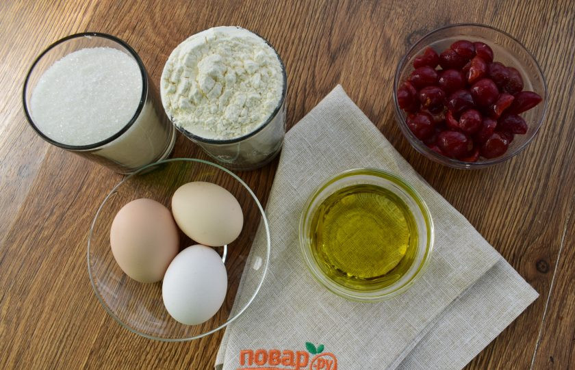 1. Этап. Капкейки с вишней и взбитыми сливками: Подготовьте необходимые продукты. Вишню заранее достаньте из морозилки, дайте стечь образующейся жидкости. Духовку включите разогреваться на до 180 °С. Муку просейте.