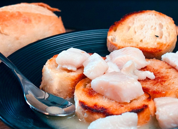 1. Этап. Вареная форель: Выкладывайте гренки на тарелку, сверху кладите рыбку и поливайте щедро соусом. Приятного аппетита!