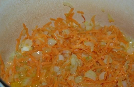 1. Этап. Куриные крылышки в сметане: 7. Обжарить пару-тройку минут и добавить к луку морковь. Жарить на среднем огне, периодически помешивая, около 5 минут.