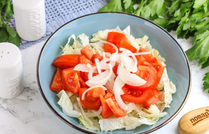 1. Этап. Салат с мидиями и помидорами: Очищенный лук нарежьте полукольцами, а помидоры — дольками, вырезав зеленые сердцевинки. Выложите нарезки в салатник.