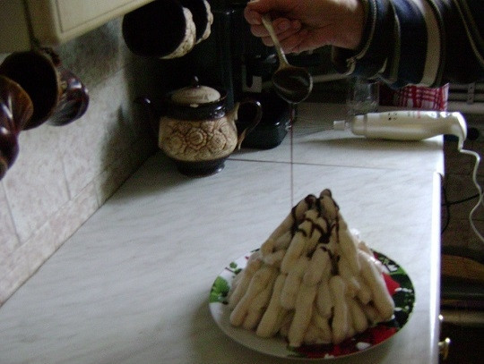 1. Этап. Поленница из заварного теста: 8. Собирайте тортик в виде башенки. После можно украсить растопленным шоколадом, присыпать орехами или вафельной крошкой. Оставьте тортик пропитаться на 40 минут. Приятного чаепития!