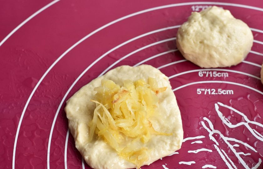 1. Этап. Беляши с капустой: Поднявшееся тесто обомните, разделите на одинаковые кусочки. Каждый придавите рукой и выложите капустную начинку.