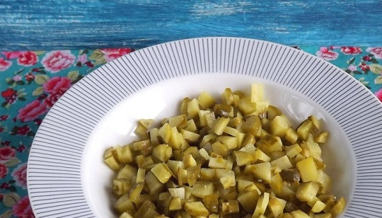 1. Этап. Солянка простая: 3. Параллельно нарежьте огурчики.