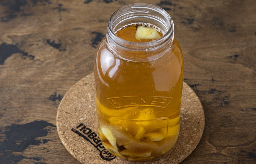 1. Этап. Тепаче: Влейте чистую воду.