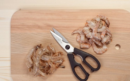 1. Этап. Лапша вок с креветками: 2. Первым делом вымойте креветки, очистите их. Лапшу параллельно отправьте в кипящую подсоленную воду и отварите на протяжении минут 5. Откиньте на дуршлаг.