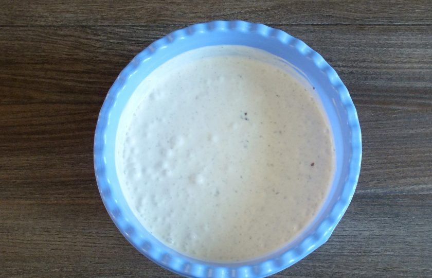 1. Этап. Мороженое с изюмом: Взбейте массу еще раз. Она заметно начнет густеть и увеличиваться в объеме.