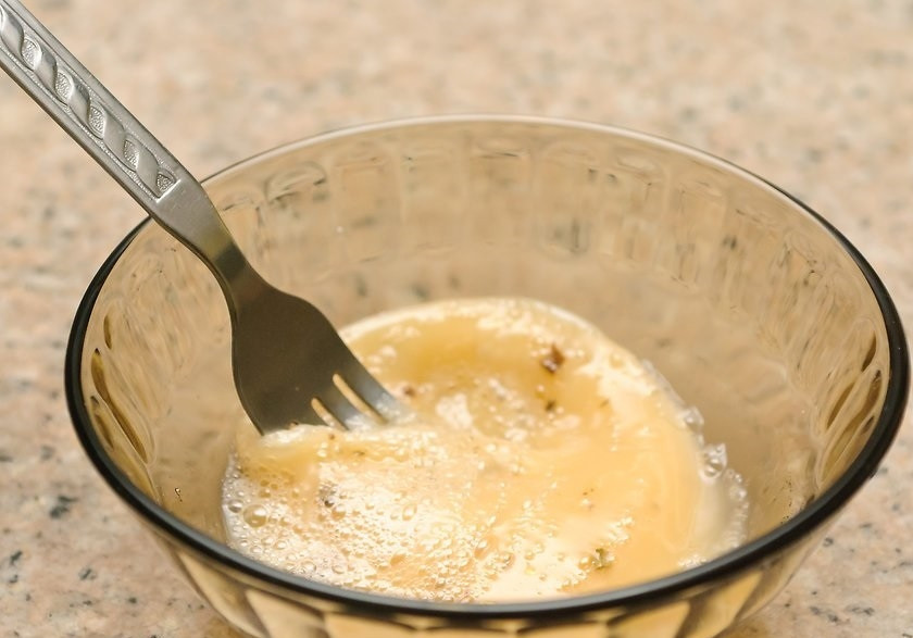 1. Этап. Осьминожки на сковороде: 3. В миску вбейте куриные яйца, добавьте молоко, соль и перец по вкусу, хорошенько все взболтайте.