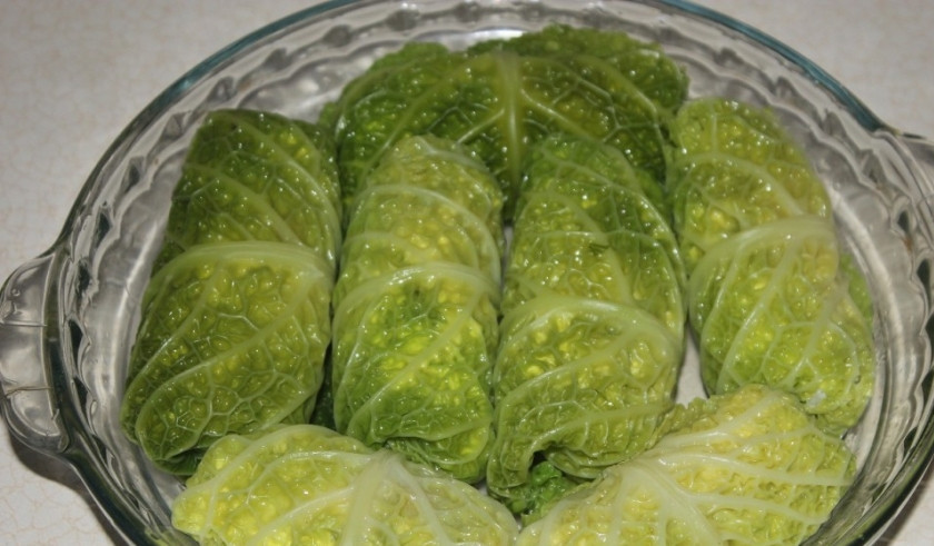 1. Этап. Голубцы с творогом: 3. Теперь заворачиваем начинку в каждый лист и складываем в кастрюлю или емкость для запекания. Если вы будете тушить - то добавьте немного водички и сметаны, а для запекания нам понадобится сыр и стеклянная форма.