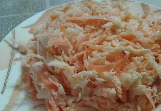 1. Этап. Салат из корневого сельдерея: Порционная подача. Хорошо и как самостоятельное блюдо и как гарнир к мясу. Приятного всем аппетита! У меня этот салат прижился в кк.