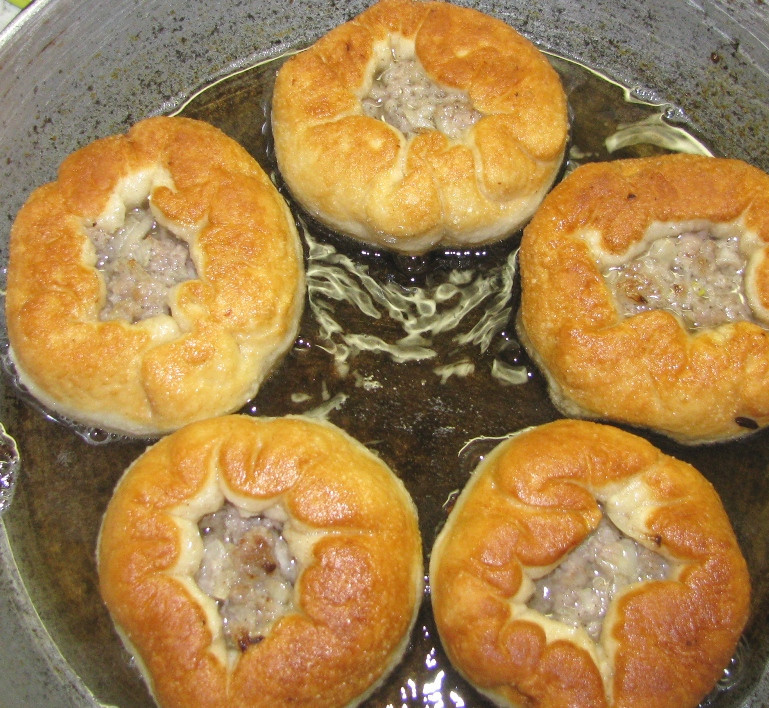 1. Этап. Беляши с мясом на сковороде: Переворачиваем. Жарим минут 5-7, постоянно переворачивая. Готовым беляшам с мясом на сковороде даем остыть перед подачей. Приятного аппетита!