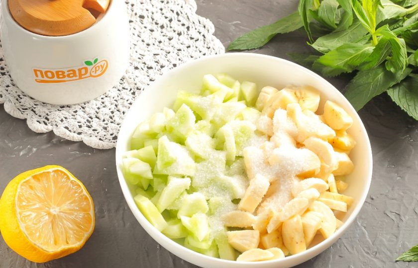 1. Этап. Бананово-огуречное мороженое: Всыпьте сахар, ванильный сахар или ванилин, влейте лимонный сок. Сок лимона добавляйте обязательно, он не даст потемнеть банановой нарезке.