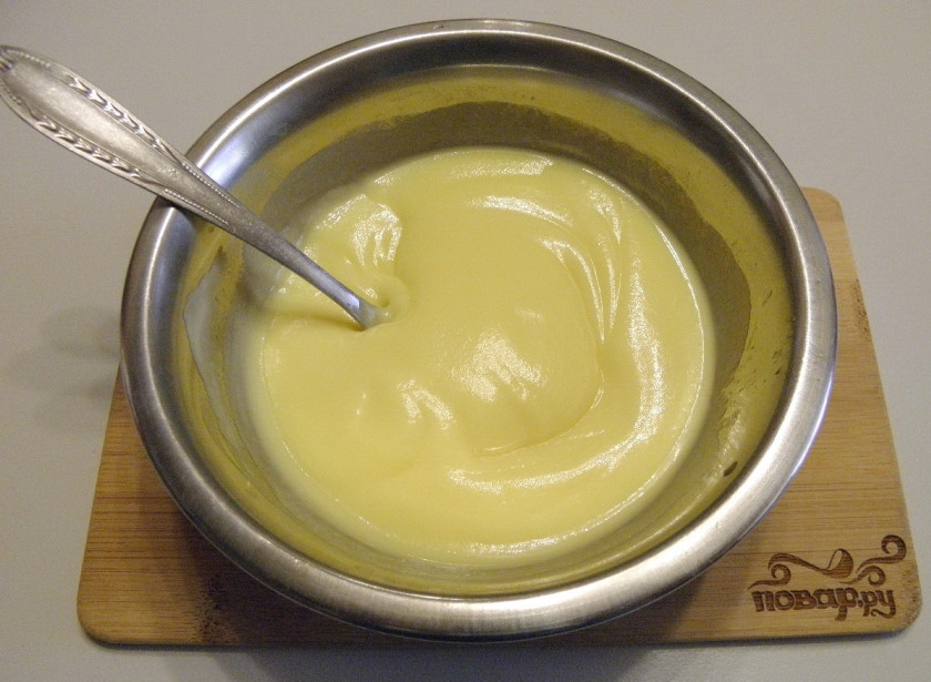 1. Этап. Сладкая колбаска: Смешайте топленое масло со сгущенкой до однородного крема.