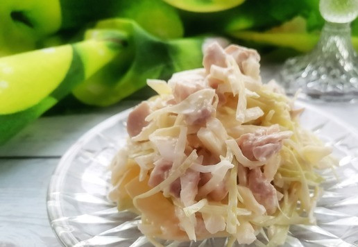 1. Этап. Салат В яблочко: Привычная подача салата, небольшой горкой на симпатичной тарелке, смотрится тоже хорошо.