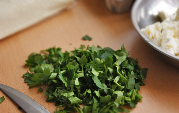 1. Этап. Борек: 2. Шинкуем мелко петрушку, отдельно нарезаем сыр.