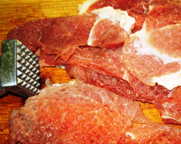 1. Этап. Маринованное мясо в мультиварке: Мясо порежьте и хорошо отбейте.