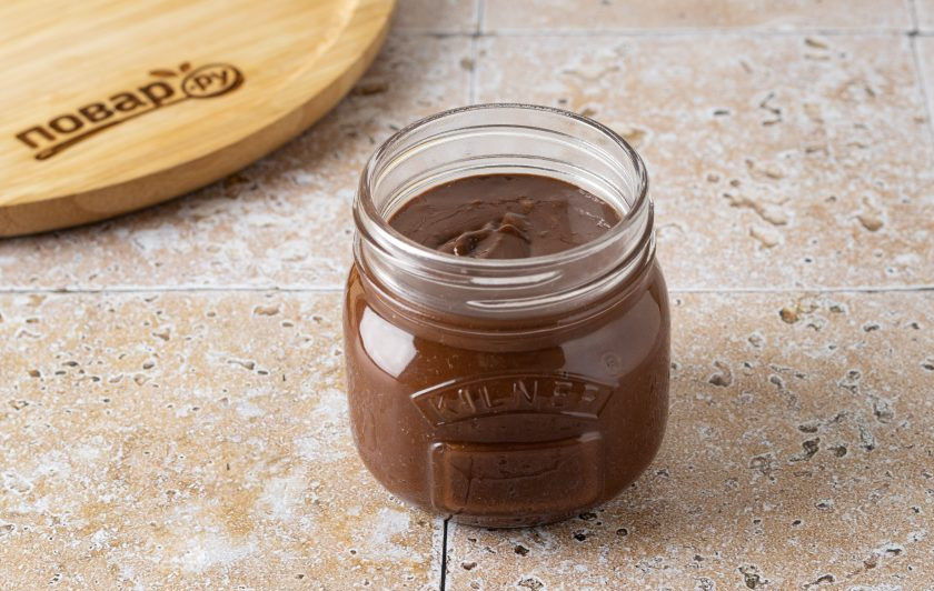 1. Этап. Шоколадно-ореховая паста из грецких орехов: Переложите пасту в чистую стерилизованную баночку. Когда она застынет, то станет гуще. Если будете хранить в холодильнике, то она станет твёрдой.