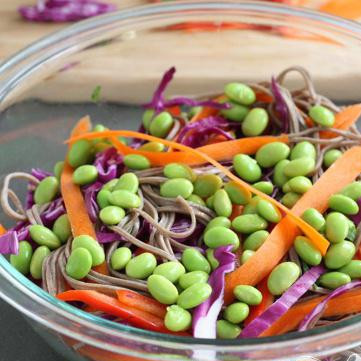 1. Этап. Лапша Сезам: Добавьте лапшу и овощи к приправам.