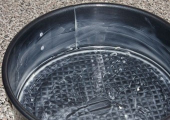 1. Этап. Шарлотка с грушей: Форму смазать маслом.