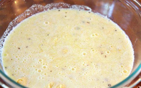 1. Этап. Говядина с кукурузными лепешками: 3. Приготовить кукурузные лепешки. Нарезать масло на куски. Смешать муку, соль и перец в большой миске. Добавить горячее молоко и мед, размешать.