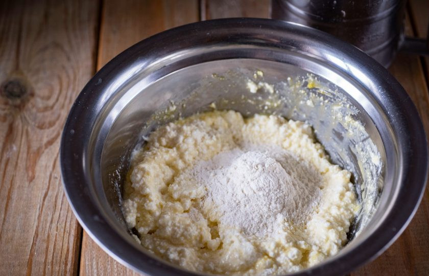 1. Этап. Пирог на кефире с творогом: Теперь добавьте муку и перемешайте. Количество муки может отличаться от указанного мною, так как ваш творог может быть более сухим или более влажным, чем у меня. Но итоговая творожная масса должна лепиться в шарики, держать форму и при этом не растекаться.