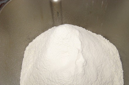 1. Этап. Тесто на баурсаки: 1. Рецепт теста на баурсаки рассчитан в данном случае для хлебопечки, однако можно обойтись и без нее. Для начала необходимо просеять муку.