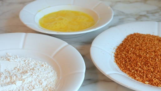 1. Этап. Тилапия в панировке: Приготовьте тарелки. В одной взбейте яйца, во вторую всыпьте муку, а в третью добавьте панировку.