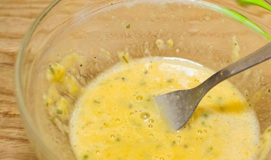 1. Этап. Кальмары с брокколи: 2. В небольшую мисочку вбейте яйцо, добавьте тертый сыр, муку и специи по вкусу.