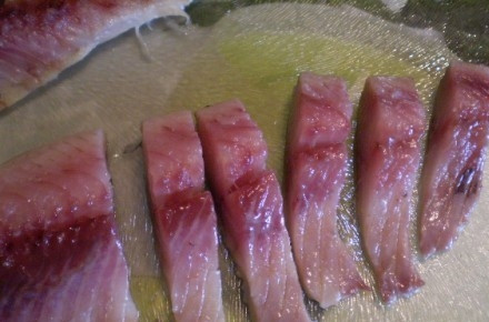 1. Этап. Селедка с луком: Нарезаем на небольшие кусочки.