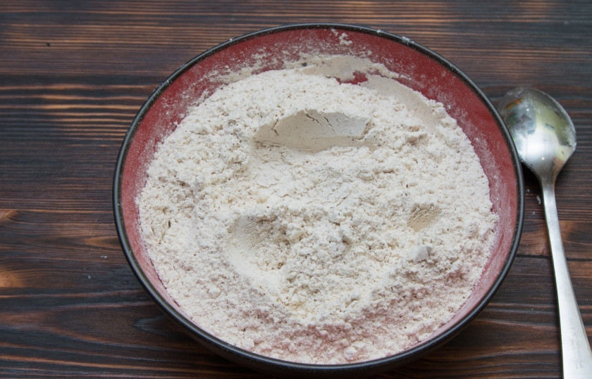 1. Этап. Морковный торт классический: В миске смешаем муку, корицу, соду и разрыхлитель. Необходимо перемешать все очень тщательно, до однородной массы.