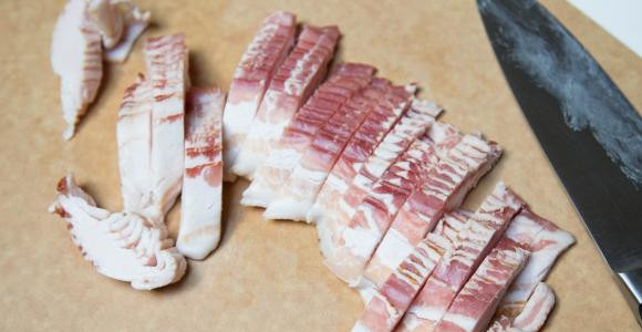 1. Этап. Салат с креветками американский: Бекон мелко порезать.