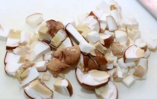 1. Этап. Паста с белыми грибами: Если вы используете свежие грибы — очистите их от земли и травинок, срежьте жесткие и поврежденные места, вымойте, обсушите и нарежьте кубиками или пластинками. Если грибы сушеные — залейте их кипятком на полчаса, потом откиньте на дуршлаг и дайте обсохнуть.