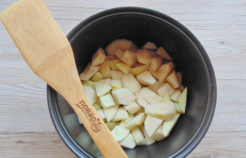 1. Этап. Пюре из груши в мультиварке на зиму: Удалите семенную коробочку и нарежьте груши произвольно, но не крупно. Выложите в чашу мультиварки, добавьте 50-60 мл. воды и поставьте режим 