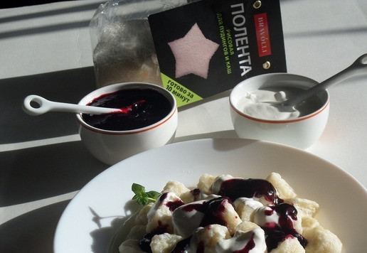 1. Этап. Вареники Ленивые с рисовой полентой: Выкладываю вареники на тарелки. Добавляю сметану и джем.