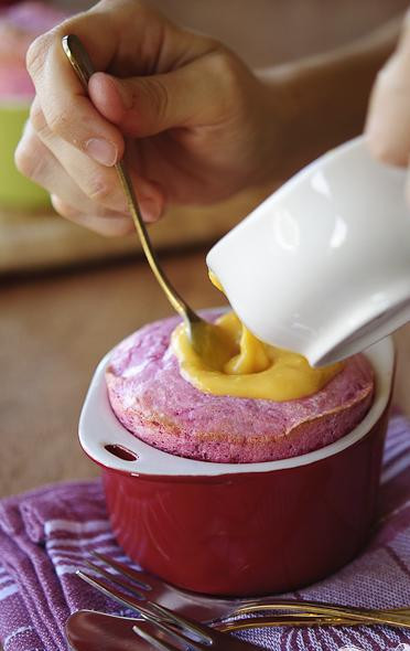 1. Этап. Свекольное суфле с апельсиновым курдом: 6. Как только суфле будет готово, его надо сразу подавать (так как оно быстро опадает). В середине суфле делаем отверстия для соуса.