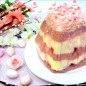 Пасха творожно-ягодная Розовая Продукты для творожной массы: Творожно-ягодный десерт в облегченном составе (минимальный процент жирности масла и сметаны), с добавлением ягодного пюре. Готовить ягодную пасху легко и просто, ничего не надо заваривать. Заранее подготовьте сушеные ягоды:хорошо промойте, просушите на салфетке, поместите в небольшой контейнер, залейте ромом. Контейнер плотно закройте крышкой, уберите в прохладное место. Можно подготовить ягоды за сутки-двое. В день приготовления творожной пасхи, первую очередь приготовьте ягодное пюре. В данном случае для розовой пасхи понадобится клубника (для вкуса и аромата), и еще немного вишни (для более яркого вкуса, и более розового цвета). Ягоды (не размораживая)поместите в небольшую кастрюлю, доведите до кипения, проварите на медленном нагреве минуты 3-5. Выложите горячие ягоды в сито, дайте соку хорошо стечь. Тем временем растопите сливочное масло (удобнее растапливать на водяной бане). Еще теплые ягоды протрите через сито (пюре должно быть без зернышек клубники и вишневой кожицы, при необходимости ягоды можно измельчить блендером). Понадобится ~ 180-200 г. ягодного пюре, добавьте в него 2 ст. л. сахара и 2 ст. л. растопленного масла (из общего объёма). Творог для десерта должен быть плотным и мягким (если творог крупинчатый, пробейте его блендером вместе со сметаной). Смешайте в однородную массу (миксером)творог+рас топленное (горячее)масло+сахар +ванильный сахар+сметану. Смесь должна получится однородная (гладкая)-взвесьте (~ 1000-1100 г.) 1/3 часть творожной смеси смешайте с ягодным пюре. Уберите миски с двумя видами творога в прохладное место, массам надо немного застыть. (в теплое время года наливаю в раковину холодную воду, и помещаю туда миски с творогом). Пока творожные массы остывают, сушеные (размоченные)ягоды отожмите от рома, выложите на бумажное полотенце. Соберите пасочницу (высота 12 см.=1литр), выстелите изнутри влажной марлей (2 слоя). В белую творожную массу вмешайте подготовленные ягоды вишни и клюквы). Пасочницу установите на маленькую миску, выкладывайте творожные смеси слоями, чередуя розовый и белый цвет. Края марли заверните (конвертом)наверх. Уберите всю конструкцию в холодильник на сутки (иногда поглядывайте, и сливайте сыворотку). По прошествии времени, переверните форму на тарелку, освободите творожную пасху от марли. Приготовьте глазурь (согласно указаниям на упаковке)Украсьте десерт глазурью и кондитерскими посыпками. Приятного аппетита!!! Праздничного чаепития!